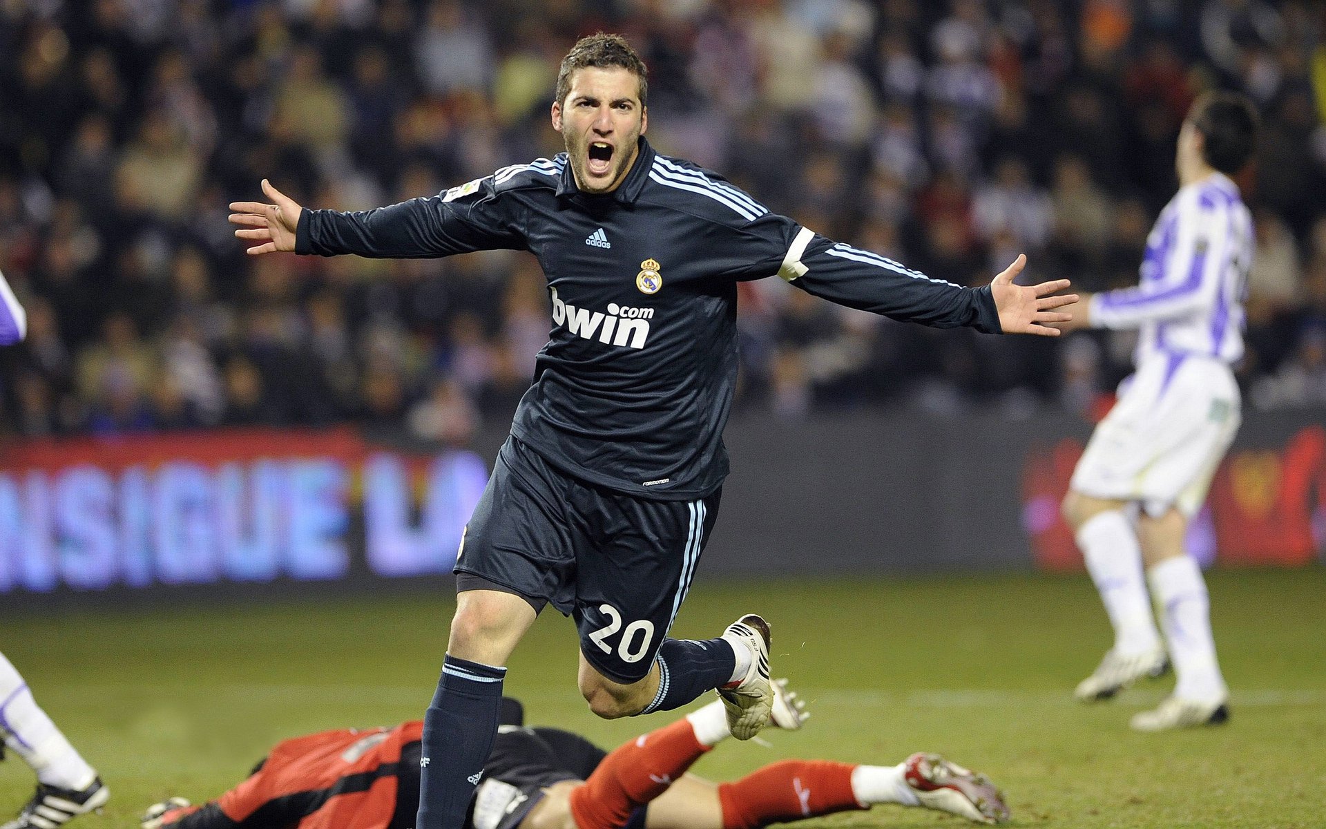 中超防守球员对抗强度分布趋势，中超防守反击球队